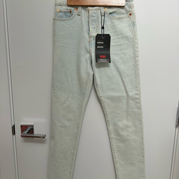 Levi’s light wash wedgie jeans!! - Picture 7 of 7